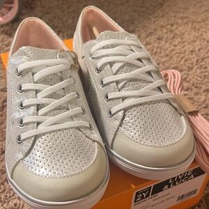 Livie and Luca size 2 tennis shoes